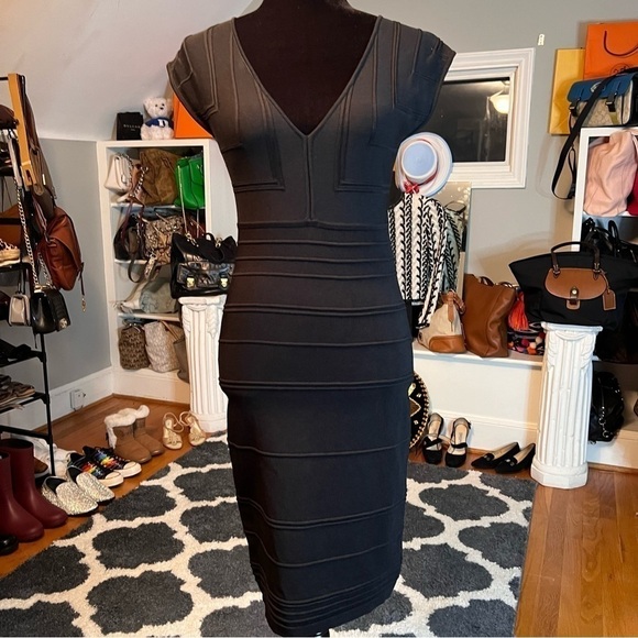 MAX STUDIO Ribbed V-neck Bodycon Black Bress - Picture 5 of 7